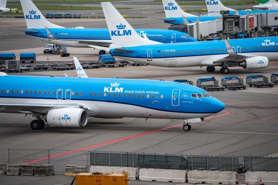 Meerdere KLM-vliegtuigen geparkeerd op Schiphol, gereed voor vertrek