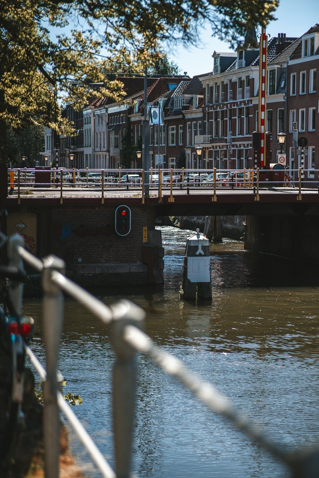 Brug over het water met gebouwen op de achtergrond in Utrecht