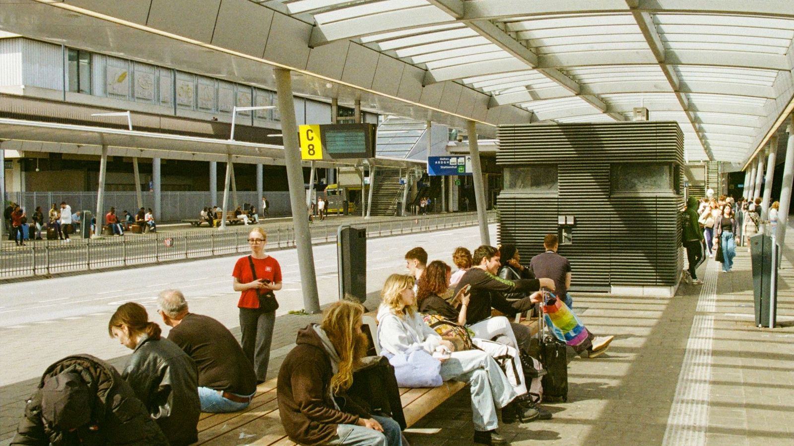 Reizigers wachtend op een perron bij Utrecht Centraal