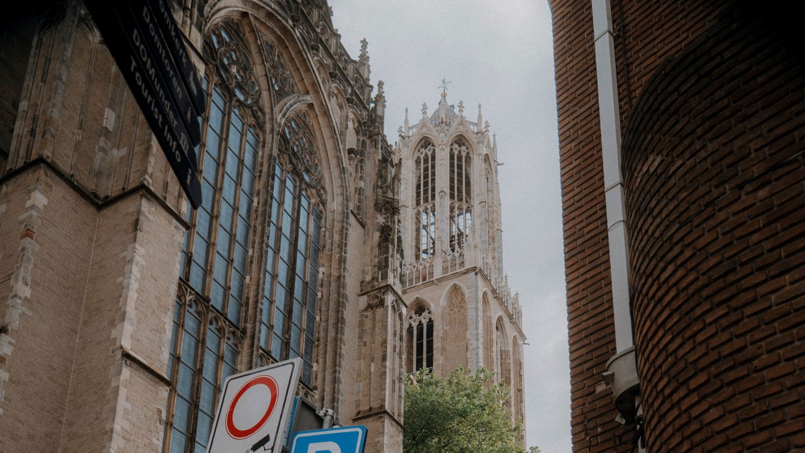 De Domtoren in Utrecht, gezien vanuit een smalle straat tussen historische gebouwen